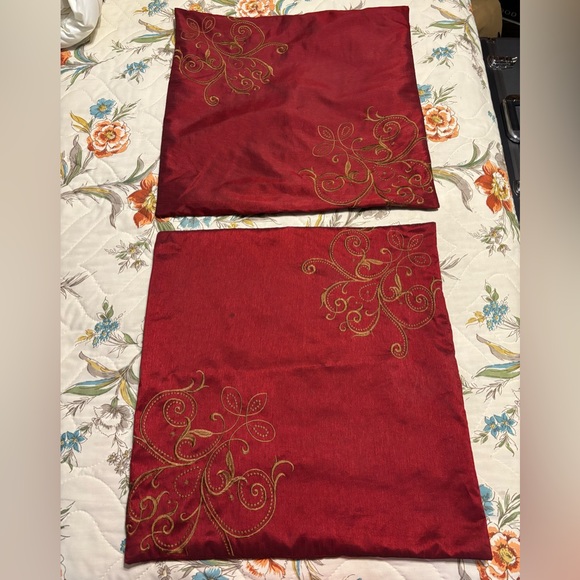 Pair of embroidered pillow covers - Picture 1 of 6